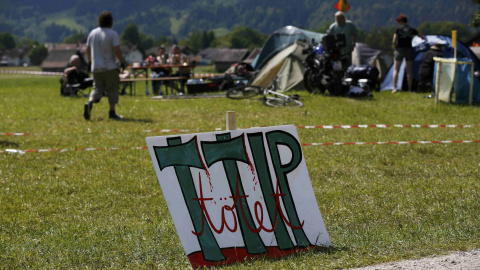 Una pancarta contra contra el TTIP en el campamento improvisado por los manifestantes contra el acuerdo comercial entre EEUU y la UE y contra el G-7 en Múnich, ante la cumbre de los siete países más ricos del mundo que se celebrará el 7 y 8