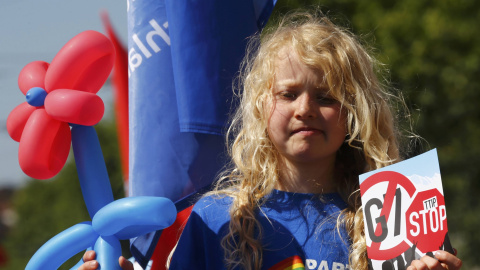 Una niña en la marcha contra el acuerdo comercial entre el TTIP y contra el G-7 en Múnich, ante la cumbre de los siete países más ricos del mundo que se celebrará el 7 y 8 de junio en Baviera. REUTERS/Michael Dalder