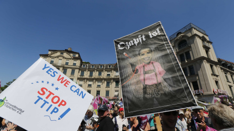 Un manifestantes con una pancarta contra el presidente de EEUU, Barak Obama, en la marcha contra el acuerdo comercial entre EEUU y la UE y contra el G-7 en Múnich, ante la cumbre de los siete países más ricos del mundo que se celebrará el 7