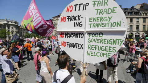 Manifestantes contra  contra el TTIP en la marcha contra el acuerdo comercial entre EEUU y la UE y contra el G-7 en Múnich, ante la cumbre de los siete países más ricos del mundo que se celebrará el 7 y 8 de junio en Baviera. REUTERS/Wolfga