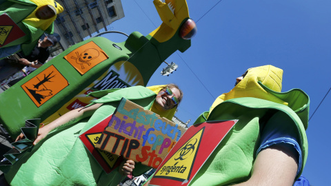 Manifestantes contra  contra el TTIP en la marcha contra el acuerdo comercial entre EEUU y la UE y contra el G-7 en Múnich, ante la cumbre de los siete países más ricos del mundo que se celebrará el 7 y 8 de junio en Baviera. REUTERS/Michae