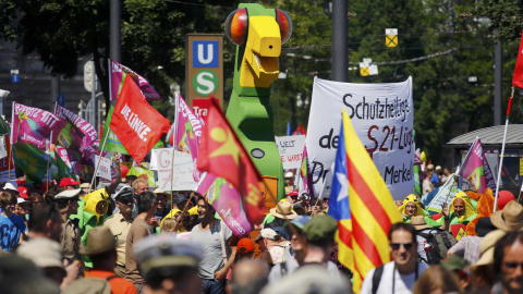 Imagen de la marcha contra el acuerdo comercial entre el TTIP y contra el G-7 en Múnich, ante la cumbre de los siete países más ricos del mundo que se celebrará el 7 y 8 de junio en Baviera. REUTERS/Michael Dalder