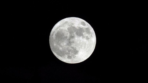 Vista de la Luna llena en Londres (Reino Unido). La primera Luna llena del año que lleva el nombre de lobos es la segunda de una serie de tres "Superlunas", llamada "Trilogía Superluna"