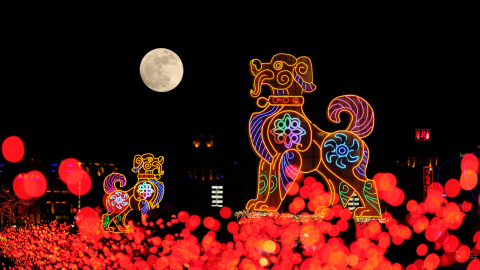 Superluna en Dalian (China)./ REUTERS