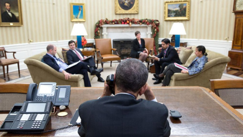 Obama, en el momento en que habla con Castro. /CASA BLANCA Obama, en el momento en que habla con Castro. /CASA BLANCA