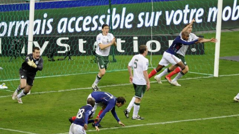 Los jugadores irlandeses protestan la mano de Henry. REUTERS Los jugadores irlandeses protestan la mano de Henry. REUTERS