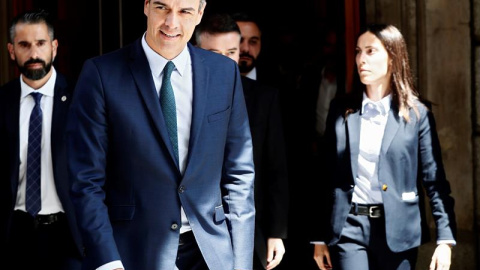 El candidato socialista, Pedro Sánchez (izda), a su salida del Congreso después de que el pleno haya vuelto a rechazar hoy su investidura como presidente del Gobierno. EFE El candidato socialista, Pedro Sánchez (izda), a su salida del Congreso después de que el pleno haya vuelto a rechazar hoy su investidura como presidente del Gobierno. EFE