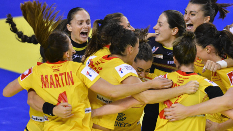 Las jugadoras españolas celebran la victoria ante Dinamarca. /EFE/Zsolt Czegledi Las jugadoras españolas celebran la victoria ante Dinamarca. /EFE/Zsolt Czegledi