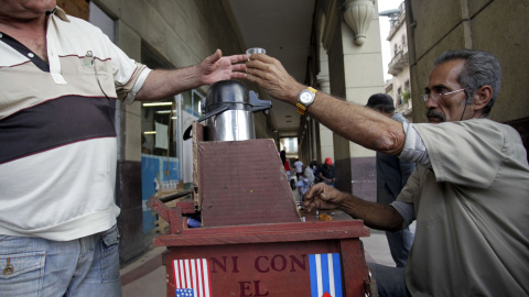 Un hombre vende café en un puesto callejero de La Habana decorado con las banderas de EEUU y Cuba. REUTERS Un hombre vende café en un puesto callejero de La Habana decorado con las banderas de EEUU y Cuba. REUTERS