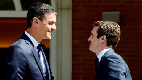 Pedro Sánchez (i) y Pablo Casado (d) antes de su reunión en Moncloa. EFE Pedro Sánchez (i) y Pablo Casado (d) antes de su reunión en Moncloa. EFE