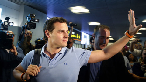 Albert Rivera, a su llegada al aeropuerto de Madrid tras su viaje a Venezuela. EFE Albert Rivera, a su llegada al aeropuerto de Madrid tras su viaje a Venezuela. EFE