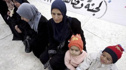 Varios policías identifican a supuestos ultras antes de una partido de fútbol. -EFE Varios policías identifican a supuestos ultras antes de una partido de fútbol. -EFE