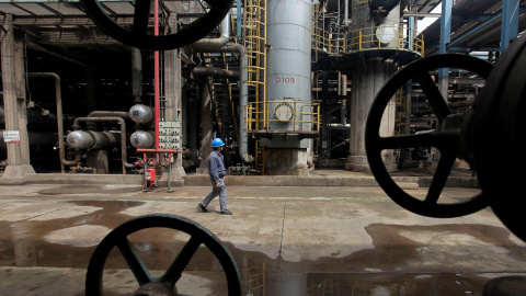 Un trabajador camina por las instalaciones de una refinería en Wuhan, en la provincia china de Hubei. REUTERS/Stringer Un trabajador camina por las instalaciones de una refinería en Wuhan, en la provincia china de Hubei. REUTERS/Stringer