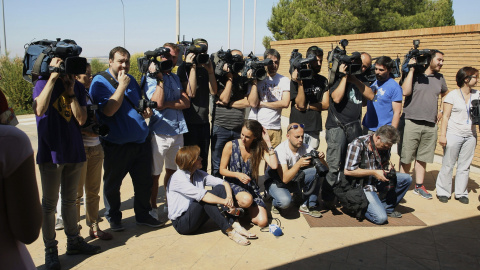 Los medios de comunicación esperan la salida de la cárcel de Zuera (Zaragoza) del diestro José Ortega Cano  después de obtener el tercer grado penitenciario. EFE/Javier Cebollada
