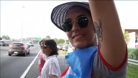 Los puertorriqueños forman una cadena humana para pedir paz y cambios Los puertorriqueños forman una cadena humana para pedir paz y cambios