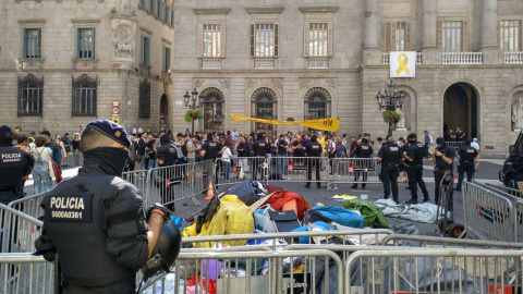 Els Mossos d'Esquadra durant el desallotjament de 'l'acampada per la llibertat' a la plaça Sant Jaume de Barcelona. Marià de Delàs