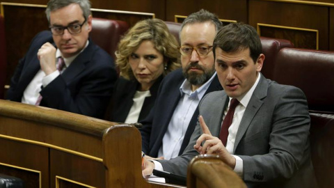 El presidente de Ciudadanos, Albert Rivera (d), con otros diputados y miembros de la Ejecutiva de su formación, en sus escaños del Congreso. Archivo EFE El presidente de Ciudadanos, Albert Rivera (d), con otros diputados y miembros de la Ejecutiva de su formación, en sus escaños del Congreso. Archivo EFE