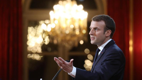 El presidente francés, Emmanuel Macron, pronuncia el discurso de felicitación de Año Nuevo en el Palacio del Eliseo, en París (Francia). EFE/Ludovic Marin El presidente francés, Emmanuel Macron, pronuncia el discurso de felicitación de Año Nuevo en el Palacio del Eliseo, en París (Francia). EFE/Ludovic Marin