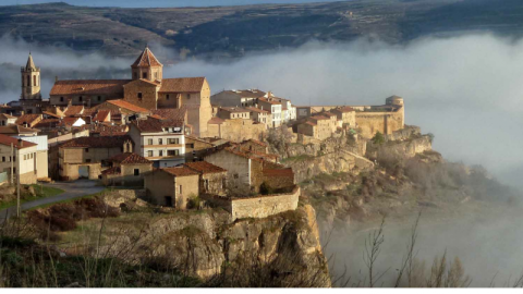 Cantavieja, en Teruel, punto neurálgico del Maestrazgo, tierra de frontera situada sobre un peñón calizo a 1300m de altitud que ha marcado su devenir y su historia. / lospueblosmasbonitosdeespana.org