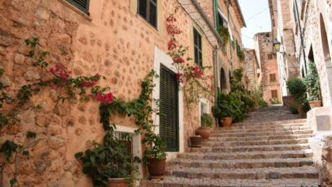Fornalutx está en Mallorca, (Islas Baleares). Se sitúa entre el macizo del Puig Major, el más alto de la Sierra de Tramuntana./ lospueblosmasbonitosdeespana.org