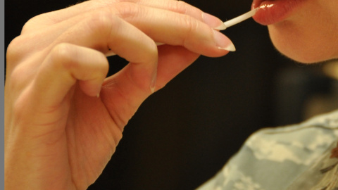 Una mujer toma una muestra de sui ADN con un frotis bucal. Foto: Travis Air Force Base Una mujer toma una muestra de sui ADN con un frotis bucal. Foto: Travis Air Force Base