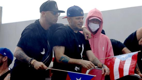 Los cantantes Wisin, Residentey Bad Bunny, participando en una marcha este jueves. / EFE Los cantantes Wisin, Residentey Bad Bunny, participando en una marcha este jueves. / EFE