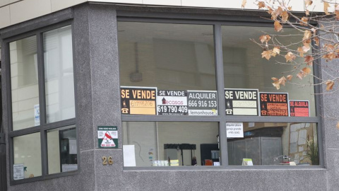 Anuncios de venta de viviendas en el portal de un edificio de Madrid. E.P. Anuncios de venta de viviendas en el portal de un edificio de Madrid. E.P.