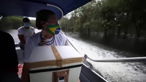 La vacuna llega en barca a los indígenas del Amazonas La vacuna llega en barca a los indígenas del Amazonas