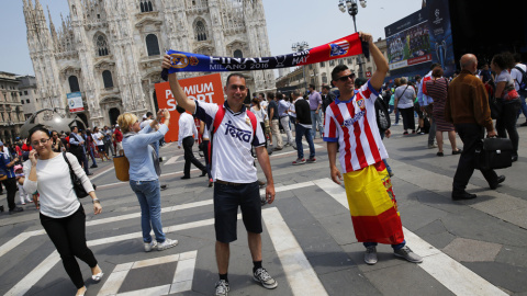 Dos aficionados en la Piazza del Duomo, en Milán, donde este sábado se disputa la final de la Champions League entre el  Real Madrid y el Atletico Madrid. REUTERS / Stefan Wermuth Livepic