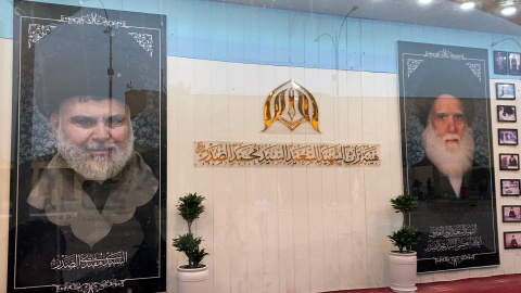 El clérigo Muqtada al-Sadr, líder del Movimiento Sadrista y artífice del Ejército Al-Mahdi, en una imagen junto a la de su padre El clérigo Muqtada al-Sadr, líder del Movimiento Sadrista y artífice del Ejército Al-Mahdi, en una imagen junto a la de su padre