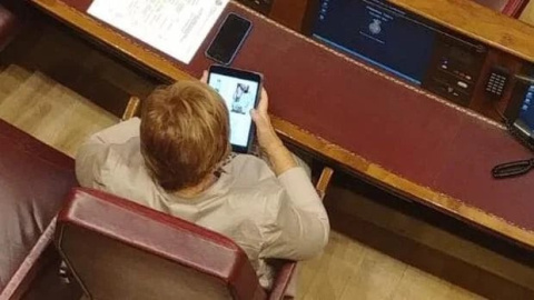 Celia Villalobos, pillada otra vez 'in fraganti' en el Congreso... esta vez comprando ropa 'online'. Imagen captada por las cámaras de laSexta. Celia Villalobos, pillada otra vez 'in fraganti' en el Congreso... esta vez comprando ropa 'online'. Imagen captada por las cámaras de laSexta.