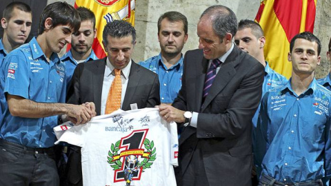 El expresident de la Generalitat, Francisco Camps, junto al expiloto Jorge Martínez Aspar, en una presentación. -EFE El expresident de la Generalitat, Francisco Camps, junto al expiloto Jorge Martínez Aspar, en una presentación. -EFE