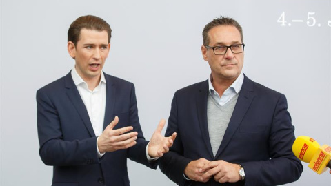 El canciller federal de Austria, Sebastian Kurz (i), y el líder del ultraderechista Partido Liberal de Austria (FPÖ), Heinz-Christian Strache (d), ofrecen una rueda de prensa en Estiria (Austria) hoy, 4 de enero de 2017, tras la primera reu El canciller federal de Austria, Sebastian Kurz (i), y el líder del ultraderechista Partido Liberal de Austria (FPÖ), Heinz-Christian Strache (d), ofrecen una rueda de prensa en Estiria (Austria) hoy, 4 de enero de 2017, tras la primera reu