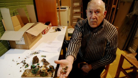 Antoni Bargalló muestra trozos del pesebre destrozado. / @LlenguaPolitica Antoni Bargalló muestra trozos del pesebre destrozado. / @LlenguaPolitica