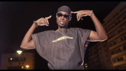 El rapero francés, Nick Conrad, en el polémico videoclip 'Pendez les blancs'. El rapero francés, Nick Conrad, en el polémico videoclip 'Pendez les blancs'.