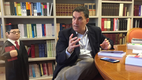 L'advocat de Carles Puigdemont, Jaume Alonso-Cuevillas, al seu despatx. / Marià de Delàs. L'advocat de Carles Puigdemont, Jaume Alonso-Cuevillas, al seu despatx. / Marià de Delàs.