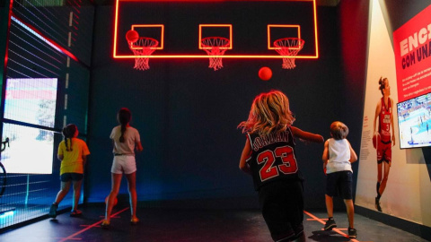 Una zona de l'exposició dedicada al bàsquet Una zona de l'exposició dedicada al bàsquet