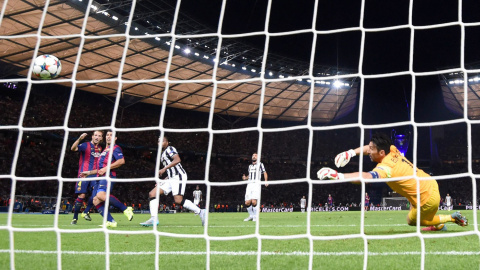 El jugador del Barça Luis Suárez marca el tanto del 2-1 ante Buffon.- MARCUS BRANDT (EFE)