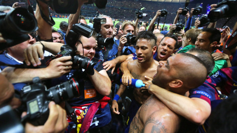 Neymar celebra la victoria en la final de la Champions.-  KAY NIETFELD (EFE)