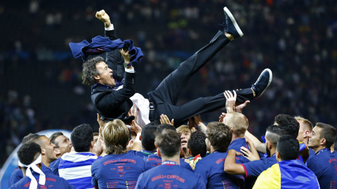 Luis Enrique manteado por sus jugadores tras la histórica victoria.- DARREN STAPLES