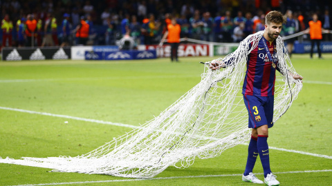 Gerard Piqué se lleva un obsequio de esta histórica final.- KAI PFAFFENBACH (REUTERS)