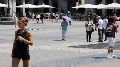 12/07/2022-Personas se protegen del calor el 12 de julio en una jornada marcada por las altas temperaturas, en la Plaza de Mayor de Madrid 12/07/2022-Personas se protegen del calor el 12 de julio en una jornada marcada por las altas temperaturas, en la Plaza de Mayor de Madrid
