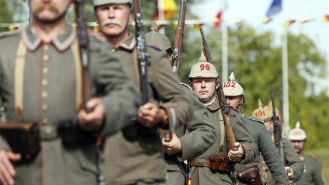 Varias personas vestidas con el traje militar alemán de la época durante un desfile militar conmemorativo de la batalla de Verdún durante la I Guerra Mundial en dicha localidad francesa hoy.- EFE/Mathieu Cugnot