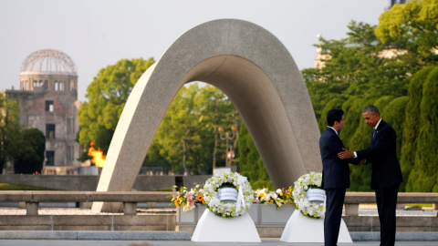 El Presidente de EE.UU. Barack Obama ( D ) pasa el brazo por el primer ministro japonés , Shinzo Abe , en el Parque Memorial de la Paz en Hiroshima.- IMÁGENES REUTERS / Carlos Barria