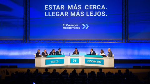 El ministro de Fomento, José Luis Ábalos (4i), el presidente d ela Cámra de Comercio de España, José Luis Bonet (2i), el presidente de la CEOE, Joan Rosell (3i), el presidente de la AVE, Vicente Boluda (3d), entre otros, durante el acto emp El ministro de Fomento, José Luis Ábalos (4i), el presidente d ela Cámra de Comercio de España, José Luis Bonet (2i), el presidente de la CEOE, Joan Rosell (3i), el presidente de la AVE, Vicente Boluda (3d), entre otros, durante el acto emp