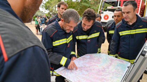 Un equipo de los Bomberos de Barcelona estudian el despliegue de efectivos sobre un plano en un simulacro. Un equipo de los Bomberos de Barcelona estudian el despliegue de efectivos sobre un plano en un simulacro.
