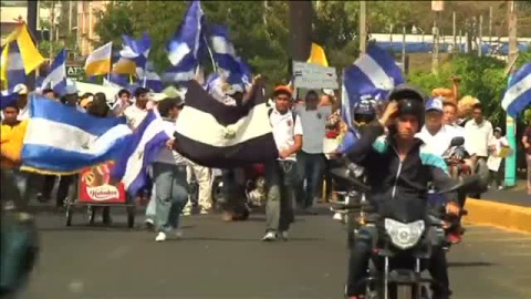 Miles de personas se manifiestan por la paz en Managua Miles de personas se manifiestan por la paz en Managua