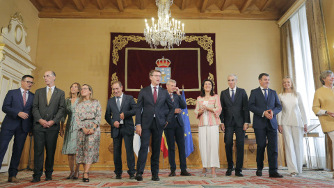 El presidente de la Xunta, Alberto Núñez Feijóo, posa con el nuevo gobierno tras el acto de toma de posesión de los conselleiros, en Santiago de Compostela. EFE/Lavandeira jr El presidente de la Xunta, Alberto Núñez Feijóo, posa con el nuevo gobierno tras el acto de toma de posesión de los conselleiros, en Santiago de Compostela. EFE/Lavandeira jr