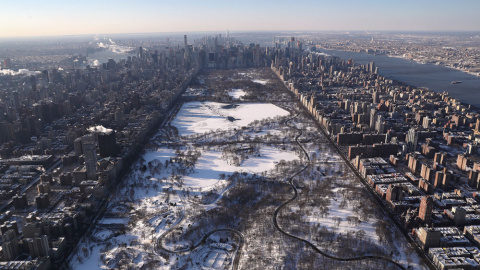 Vista aérea de Central Park, en Nueva York, completamente cubierto de nieve. AFP John Moore/Getty Images