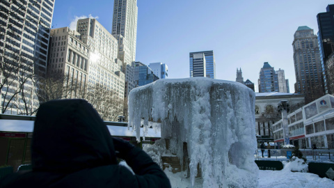 Varias personas se hacen fotos en la fuente congelada de Bryant Park, en Nueva York. JEWEL SAMAD / AFP